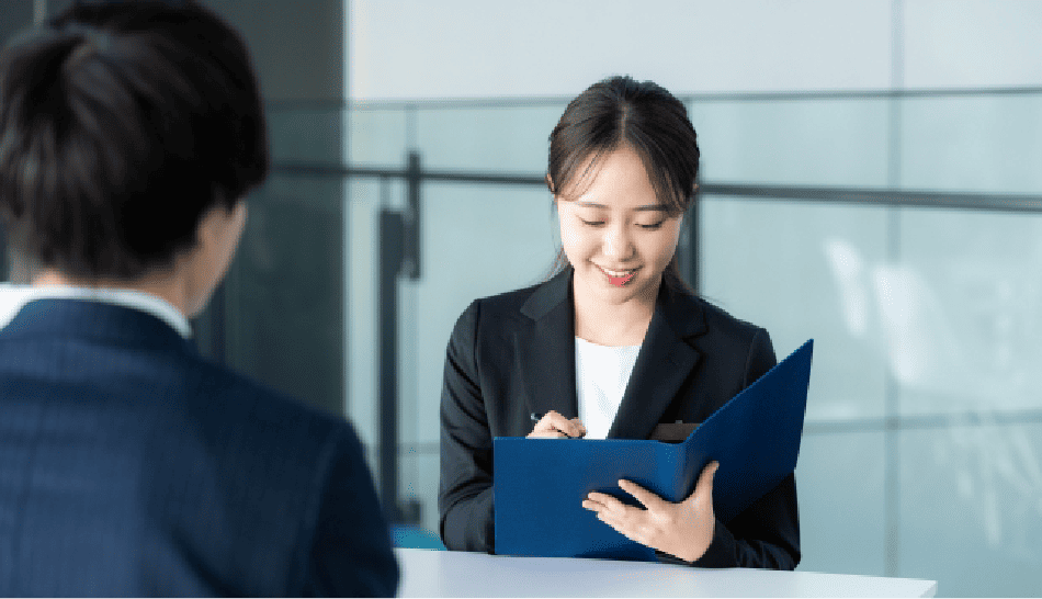 打ち合わせをしている二人の社員