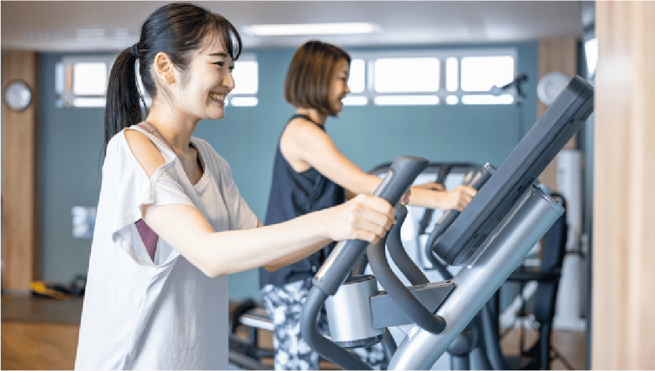 ランニングマシーンで走っている女性