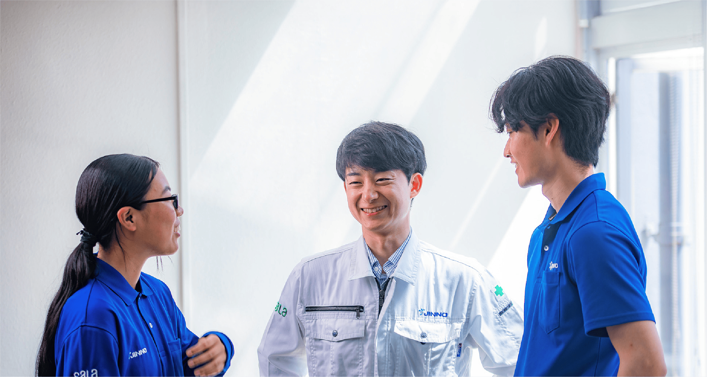 談笑中の社員3名