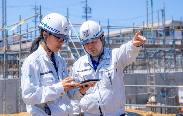 先輩社員から学んでいる若手社員