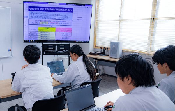 資格取得のための研修を受けている様子